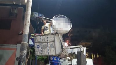 حملات ليلية لإزالة الإعلانات العشوائية في شوارع الدقهلية (صور)