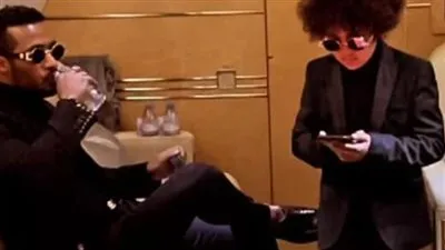 محمد رمضان ينشر صورة له برفقة نجله من داخل الطائرة