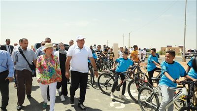 وزيرة البيئة ومحافظ الوادي الجديد يطلقان شارة بدء ماراثون الدراجات