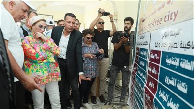 وزيرة البيئة ومحافظ الوادى الجديد يتفقدان عددا من المشروعات البيئية بالمحافظة 
