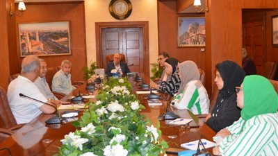 محافظ بورسعيد يناقش مستجدات أعمال تطوير المناطق السكنية 