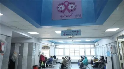 رئيس جامعة القاهرة يستعرض تقريرًا عن مشروعات التطوير بالمعهد القومي للأورام