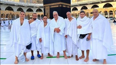 بيومي فؤاد يشارك جمهوره صور مناسك العمرة على 