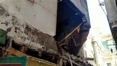  إزالة الأجزاء الخطرة في انهيار عقار قديم بالإسكندرية 
