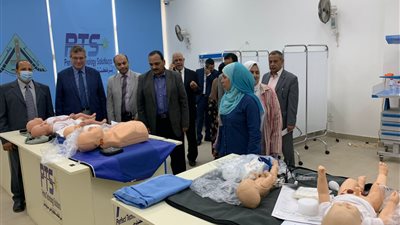 نائب رئيس جامعة بنها يتفقد معمل المهارات الطبية بمركز الاختبارات 
