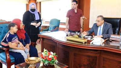 محافظ سوهاج ونائبه يلتقيان 117 مواطنا لبحث مطالبهم وحل شكواهم (صور)