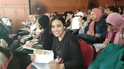 بالدولار واليورو.. معلم يوزع جوائز مالية كبيرة على طلاب الثانوية في بورسعيد 