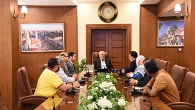 محافظ بورسعيد يستعرض مقترح مشروع تطوير طريق بحري وقبلي قناة الاتصال