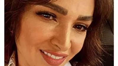 من داخل السيارة.. روجينا تتألق في أحدث ظهور لها