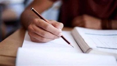 ضبط شخص نصب على المواطنين بنشر صور أسئلة امتحانات