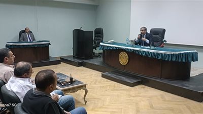 رئيس مجلس إدارة شركة هليوبوليس للصناعات الكيماوية يلتقي العاملين