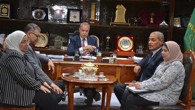 محافظ القليوبية يناقش إنشاء محطة وسيطة لجمع القمامة بمدينة بنها