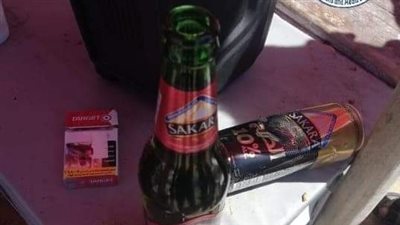 بينها زجاجات خمور.. مصادرة ممنوعات مع عدد من الشباب بشواطئ الإسكندرية (صور)