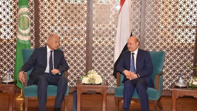 أبوالغيط يستقبل رئيس مجلس القيادة الرئاسي اليمني