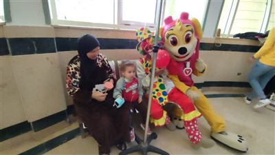 اتحاد طلاب علوم سوهاج يرسم البسمة على وجوه أطفال معهد الأورام