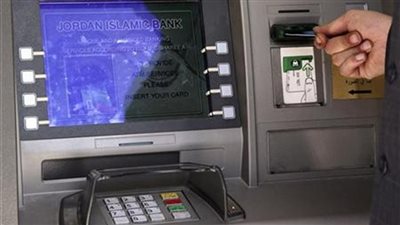 خبير مصرفي يرفض عودة رسوم الاستعلام والسحب من ماكينات البنوك (فيديو)