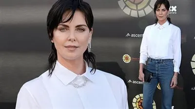 تشارليز ثيرون تظهر في إطلالة جديدة خلال عرض Africa Outreach Project