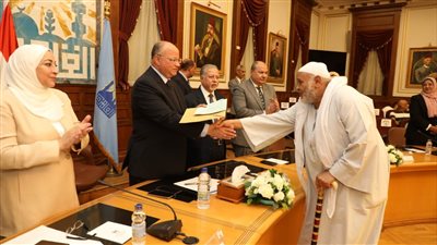 محافظ القاهرة يسلم 26 عقدًا موثقا لأصحاب مصانع وورش منطقة شق الثعبان