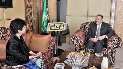 سفير المملكة لدى القاهرة يستقبل نظيرته السويسرية في مكتبه