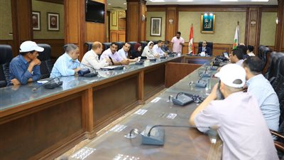 نائب محافظ سوهاج يعقد اجتماعا بأعضاء فريق مبادرة 