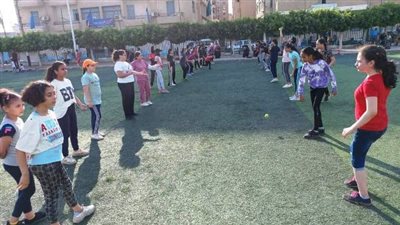 استمرار فعاليات تدريب طلاب المدارس على رياضة الهوكي بملاعب مركز شباب ناصر بالشرقية