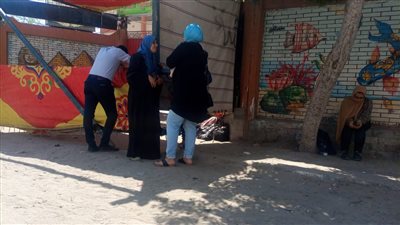 أولياء أمور طلاب الشهادة الثانوية ينتظرون أبنائهم أمام لجان الإسكندرية (صور)