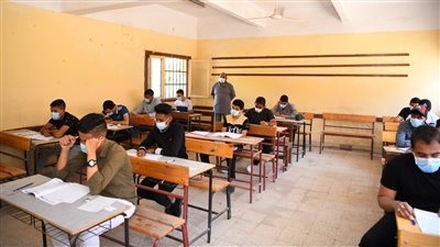 وكيل تعليم أسوان يتفقد مركز توزيع أسئلة الثانوية العامة