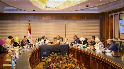 وزيرة البيئة: عرض فيديوهات مصورة عن السياحة البيئية والتغير المناخى بالمطارات