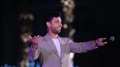 الجمهور يستمتع بنسمة موسيقية وأحمد جمال يعبر عن وجدان الجيل الجديد