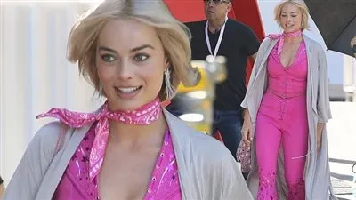 مارجو روبي تظهر في لقطات جديدة من موقع تصوير Barbie