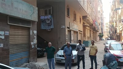 شاهد.. انهيار والد طالبة المنصورة نيرة أشرف داخل المحكمة (فيديو)