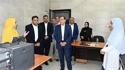 وزير البترول يتفقد المعامل المركزية لهيئة الثروة المعدنية