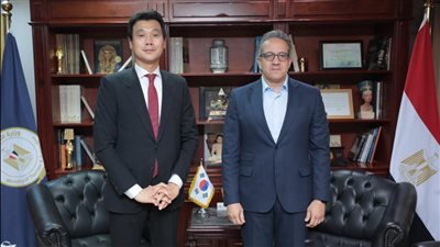 مباحثات مصرية كورية لدفع الحركة السياحية بين البلدين