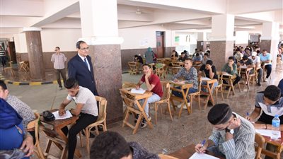 رئيس جامعة سوهاج يتابع انتظام الامتحانات بكلية الحقوق