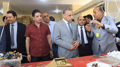 طارق الفقي يتفقد عدة مصانع بالمنطقة الصناعية بمدينة سوهاج الجديدة