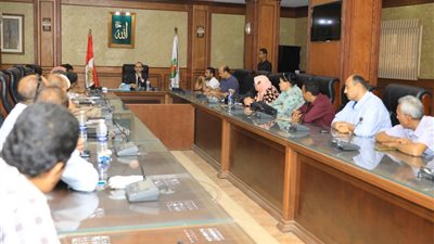 نائب محافظ سوهاج يبحث شكاوى ومقترحات مشروعات 