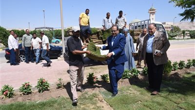 رئيس جامعة سوهاج يشارك في زراعة النجيل الأخضر بالمقر الجديد