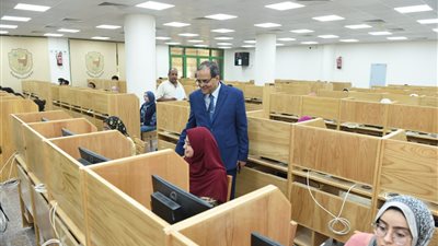 رئيس جامعة سوهاج يتفقد الامتحانات الإلكترونية لطلاب كلية الطب البشري