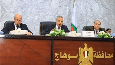 محافظ سوهاج يترأس الاجتماع الأسبوعي مع القيادات التنفيذية 