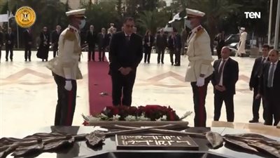 شاهد.. لحظة وضع رئيس الوزراء لـ 