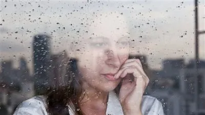 طبيب نفسي: الاكتئاب الموسمي يأتي مع تغيير الفصول لهذا السبب