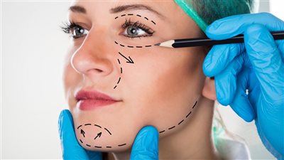 كيف يعرف المريض أن طبيب التجميل مؤهل؟.. استشاري يجيب (فيديو)