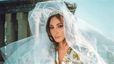 إليسا بهوت شورت وطرحة بيضاء.. وهالة صدقى تعلق: يا رب أشوفك بفستان الفرح يا عروسة