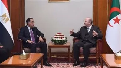 رئيس الوزراء ونظيره الجزائري يتفقدان معرض المنتجات الجزائرية 