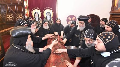  البابا تواضروس يطيب رفات القوي أنبا موسى في دير 