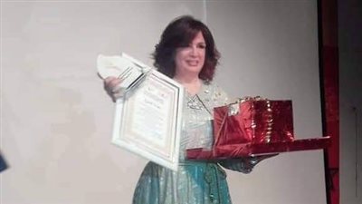 إلهام شاهين تحتفل بتكريمها مع جمهورها في المغرب (صور)