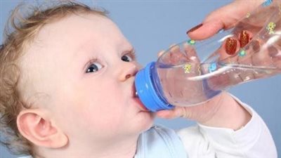 أخصائي تغذية: الطفل يشرب المياه عند الحاجة فقط 