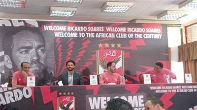 حسام غالي يستقبل سواريس خلال المؤتمر الصحفي لتقديمه