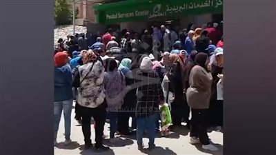 تكدس المواطنين وكبار السن أمام مكاتب بريد الإسكندرية لصرف المعاشات (فيديو)