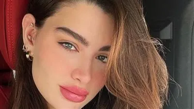 من داخل سيارتها.. روان بن حسين تخطف أنظار الجمهور